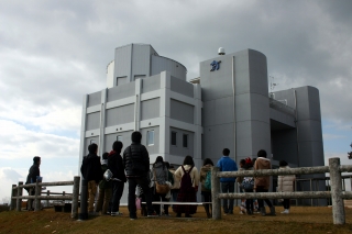 西はりま天文台･望遠鏡｢なゆた｣のはいった施設を見上げる生徒の様子